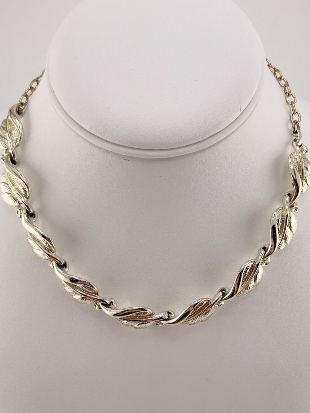 CORO Vintage silver tone metal articulated leaf necklace ~ Fall leaves jewelry